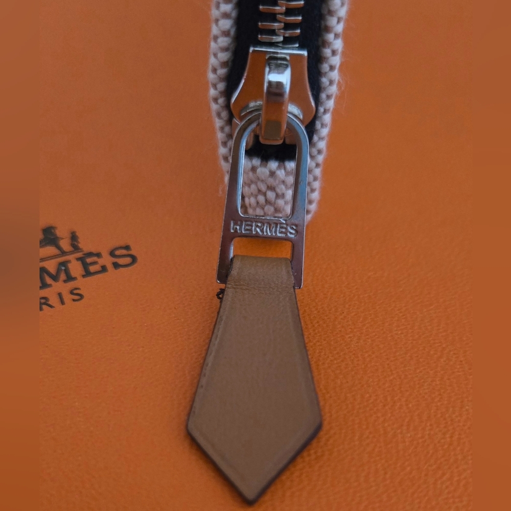 Hermes Beige Canvas 'Hermes Bain' Crossbody with Orange Strap - Picture 14 of 16